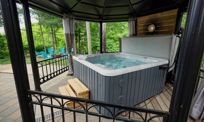 Sturgeon Falls House | Marina Boutique - Cozy Rancher with HOT TUB!