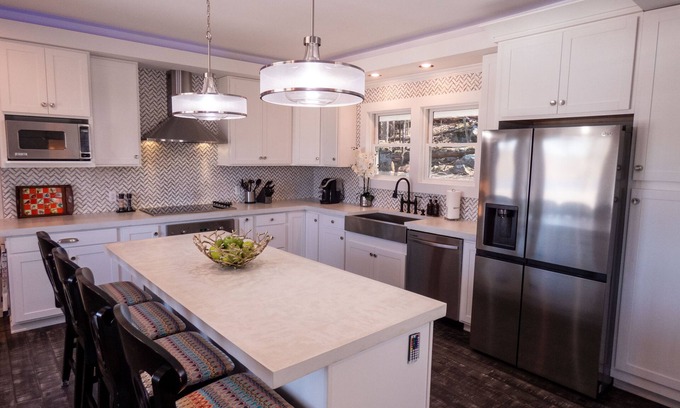 Monticello House | Marina Hillside Lakefront Retreat