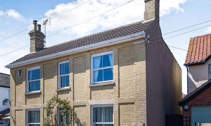 Lowestoft Cottage | MARINA'S COTTAGE, pet friendly, country holiday cottage in Pakefield