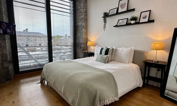 Plymouth Apartment | Marina View - Royal William Yard