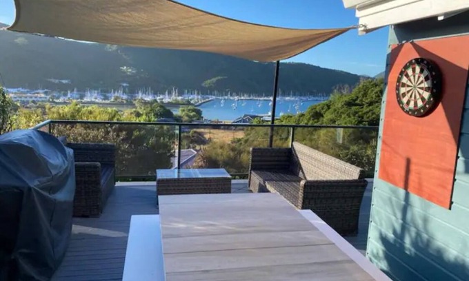 Waikawa Bay House | Marina views retreat w/artist guest studio
