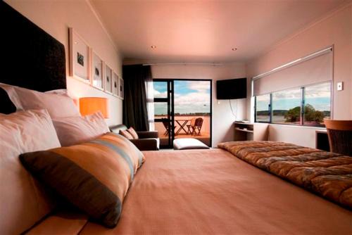 Westshore Hotel | Marineland Beachfront Accommodation