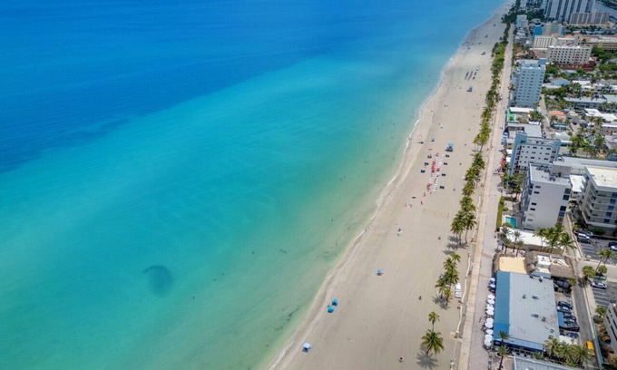 Hollywood Condo | MARINER M36 · Awesome 1 Bedroom Steps away from the beach!