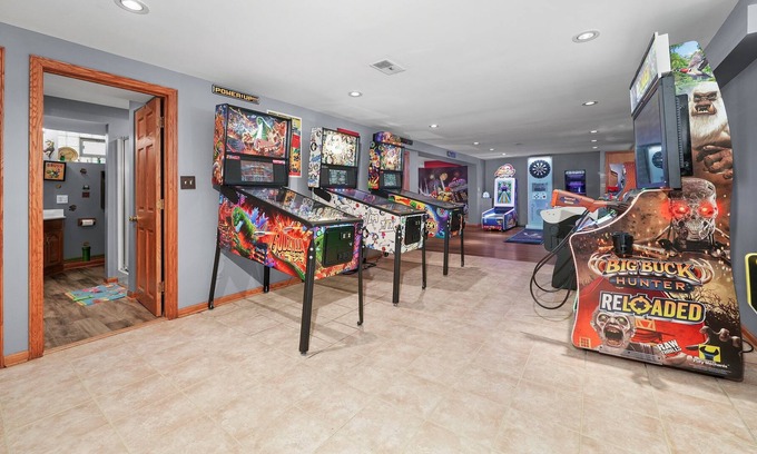 Garfield Ridge House | ⭐️ Mario's Pad ⭐️ Hot tub, Spa,Arcade 20 mins to city center 5 king beds