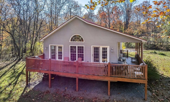 Berkeley Springs House | Mariposa Moon - creekside| grill | wifi| fire pit | covered porch