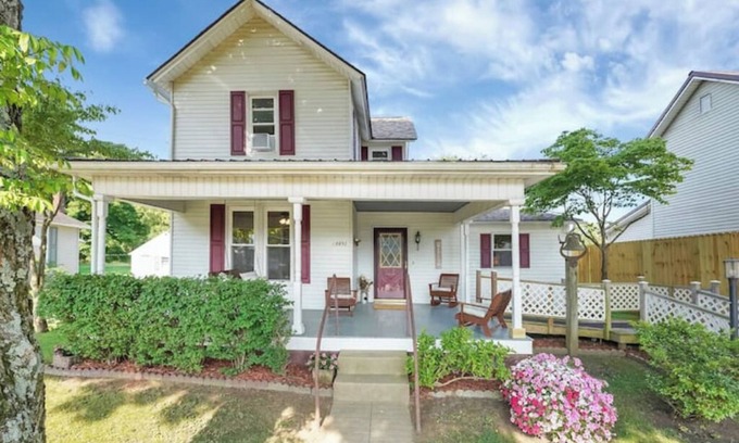 Laurelville House | Marjie’s Retreat with Hot Tub and Swimming Pool