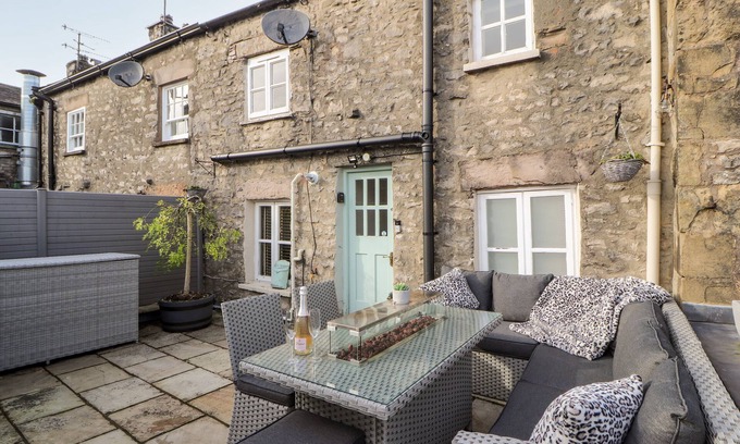 Kirkby Lonsdale Cottage | MARKET SQUARE MAISONETTE, family friendly in Kirkby Lonsdale