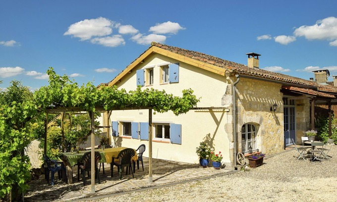 Saint-Eutrope-de-Born Cottage | Markets & Meadows Retreat