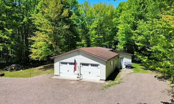 Merriweather House | MarkO's CabinnnRight on M28 outside of Bergland