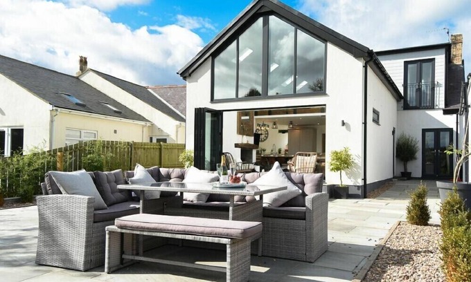 North Sunderland Cottage | MARMALADE COTTAGE, pet friendly, with open fire in Seahouses