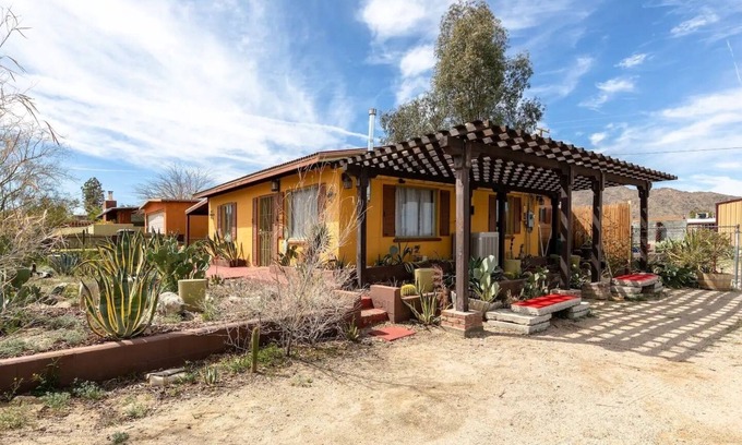 Twentynine Palms House | "Marmalade Skies" charming Desert Retreat, with AC, WiFi