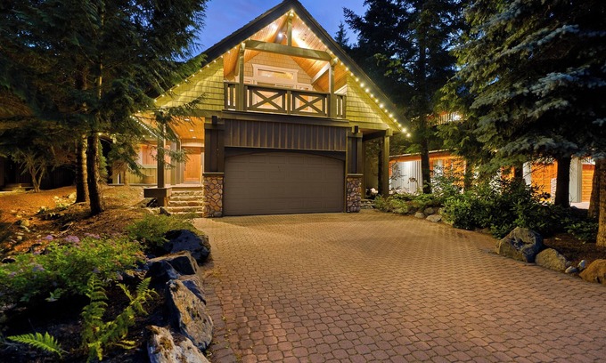 Nicklaus North Ski Chalet | Marmot's Meadow Chalet: Tranquil 14th Fairway - Private Hot Tub