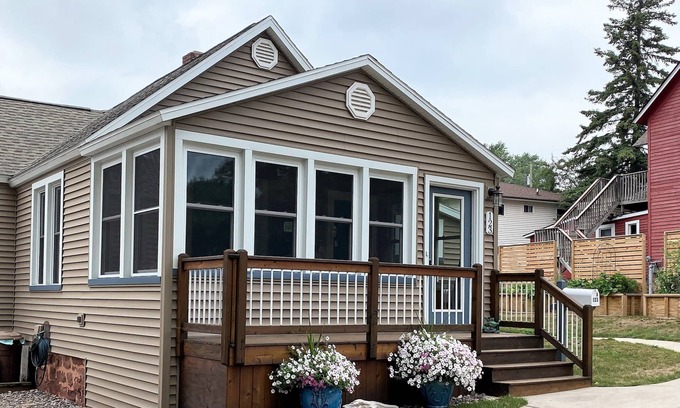 Marquette House | Marquette. Walk to Lake Superior! Close to events & bike paths! Free Wifi & AC