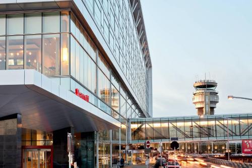 Dorval Hotel | Marriott Montreal Airport In-Terminal Hotel