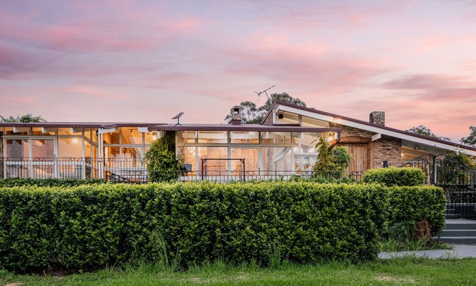 Menangle Cottage | Mars: Explore Starlink with Luxe Farmhouse Getaway