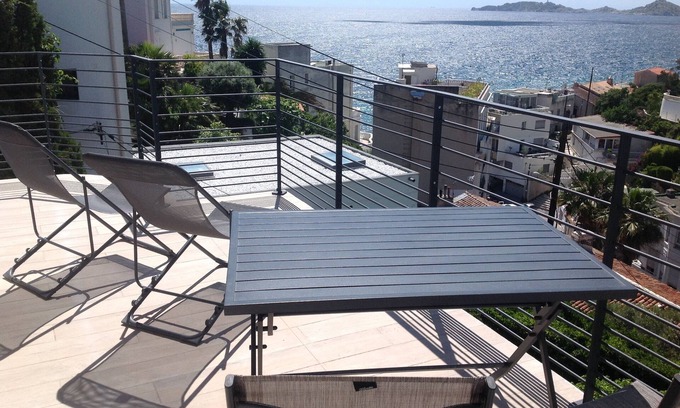 Roucas-Blanc House | Marseille corniche sea view suite