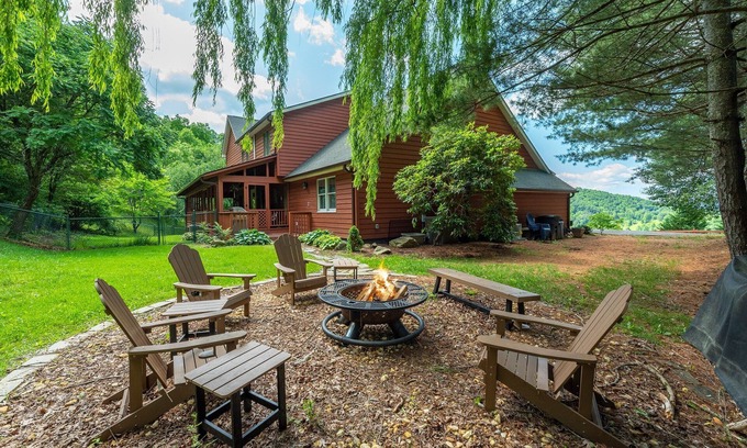 Marshall House | Marshall Skyline Retreat: Blue Ridge Mountain Home | Hot Tub | Game Room