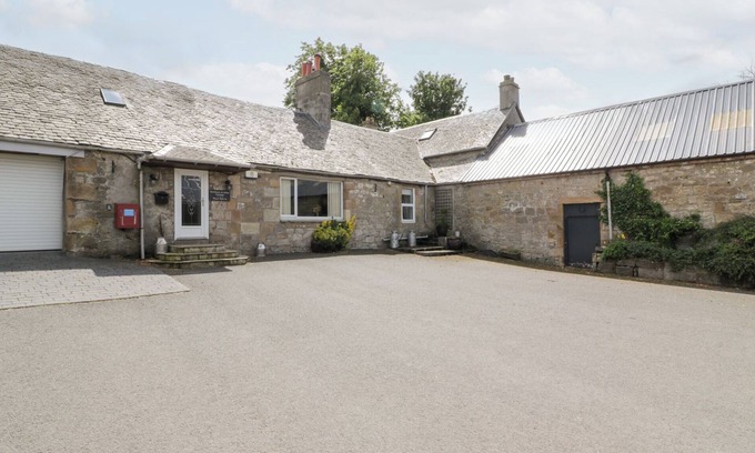 Lanark Cottage | MARSHILL FARM HOUSE, pet friendly, with hot tub in Kirkmuirhill