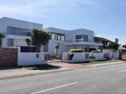 Bluewater Bay House | Martha's Guesthouse