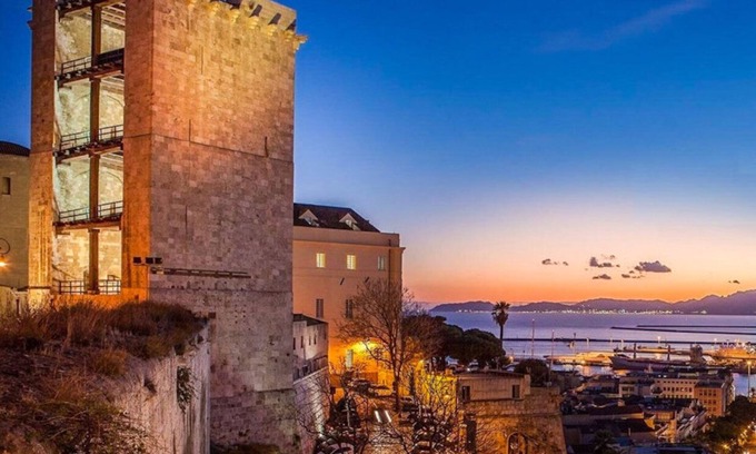 Historic Castle District Apartment | Martini Time, panoramic terrace on the castle walls