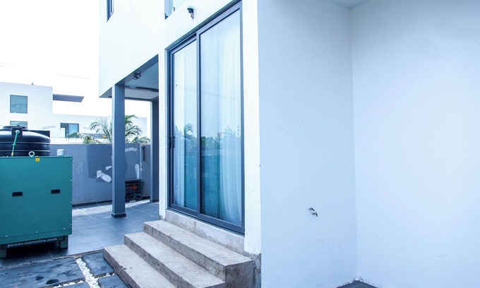Kweiman House | Marvelous 4-bedroom townhome with AC and WiFi in Accra