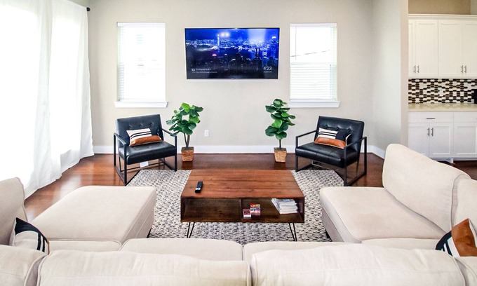 Riverside Terrace House | Marvelous Spacious & Cozy 10 Star 3 Bdrm Home In Great Area in HTX w/ Rental Car