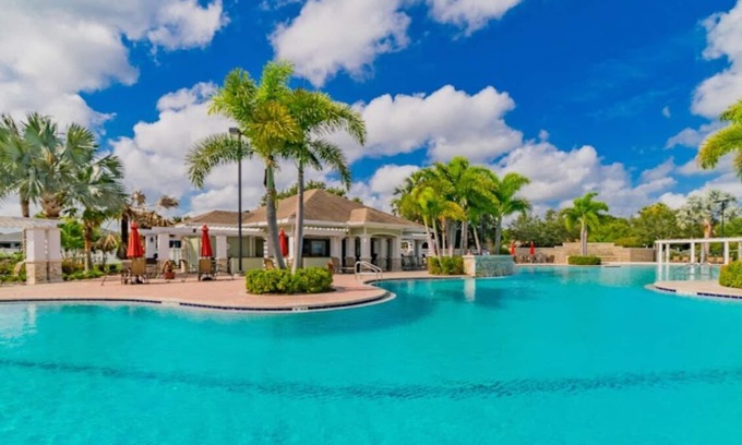 Riverview House | Marvelous townhome! Free Wifi & AC in Riverview - Master Bedroom