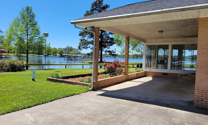 Manning House | Mary's Place​ -A waterfront home on Lake Marion