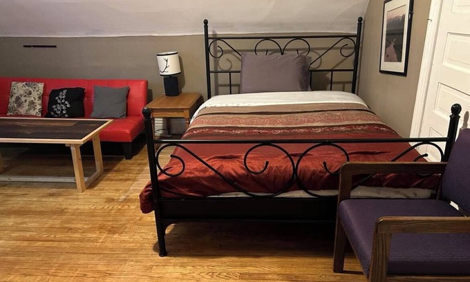 Winnipeg Apartment | Maryland Homestay - Downtown Apartment #1