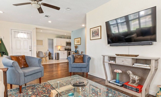 Fort Worth House | Mary’s Mid-Century Modern House- 3-Bed Haven