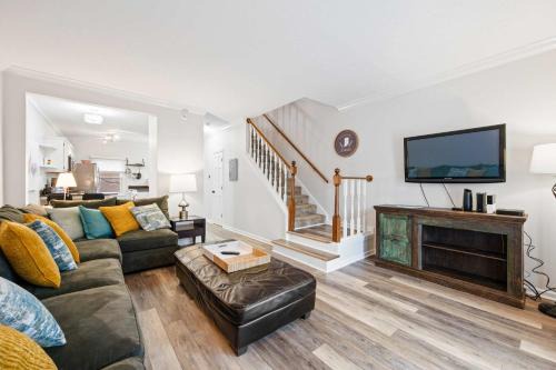 Lockerbie Square Apartment | Mass Ave Gem and steps away from Yoga Studio