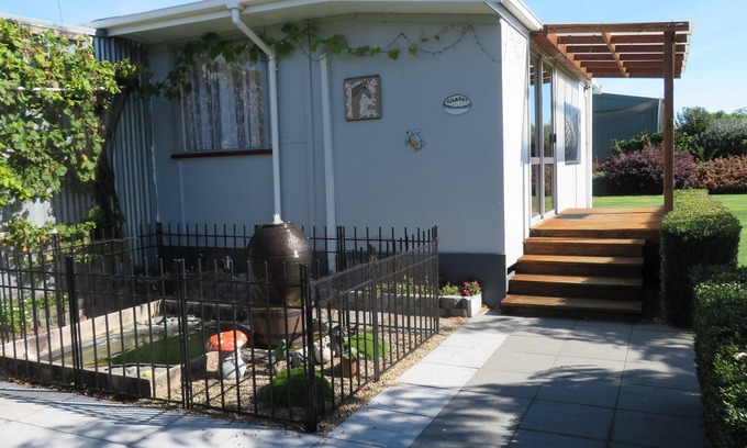 Rotoorangi Cottage | Massey Country Cottage - 11 Kms to Lake Karapiro and 7 Kms to Cambridge Center