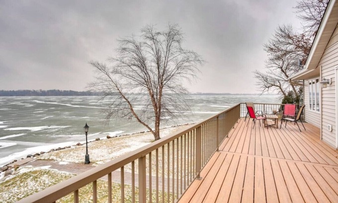 Howard Lake House | Massive 3 bedroom on the Lake!