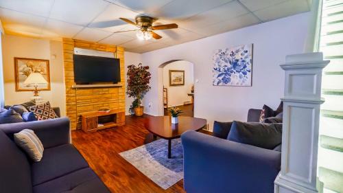Mount Washington Apartment | Massive 4 Bed House-Short Walk to Amazing View