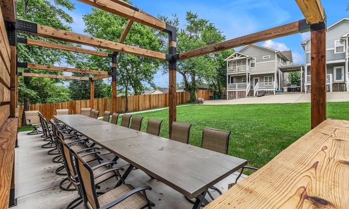 Talbot's Corner House | Massive 4BR/3BA Home, 8 Min. to Downtown w/Hot Tub (1of2)