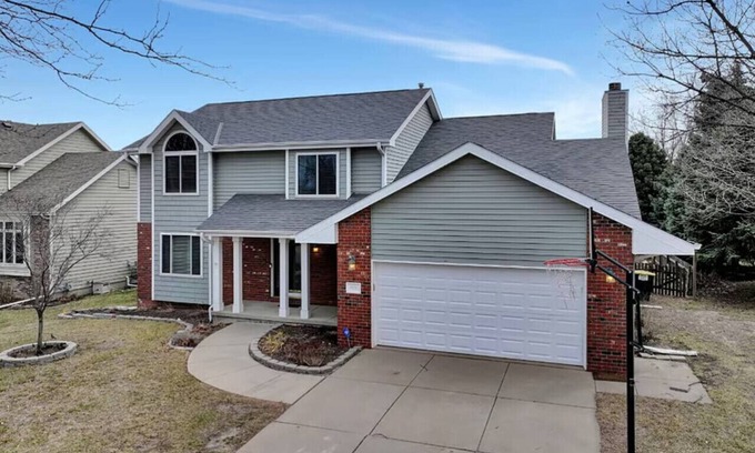 Lincoln House | Massive 6 bedroom in a great area!