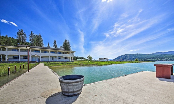 Sagle House | Massive, Grand Chic Getaway on Pend Oreille River!