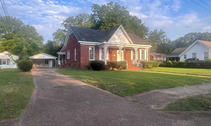 Grenada House | Massive Grenada Brick Home: Perfect for Summer Getaway Close to Downtown