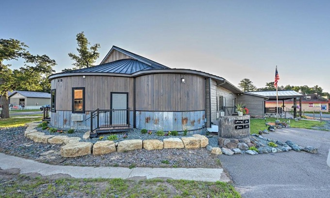 Hatfield House | Massive Hatfield Loon Lodge with Roller Rink
