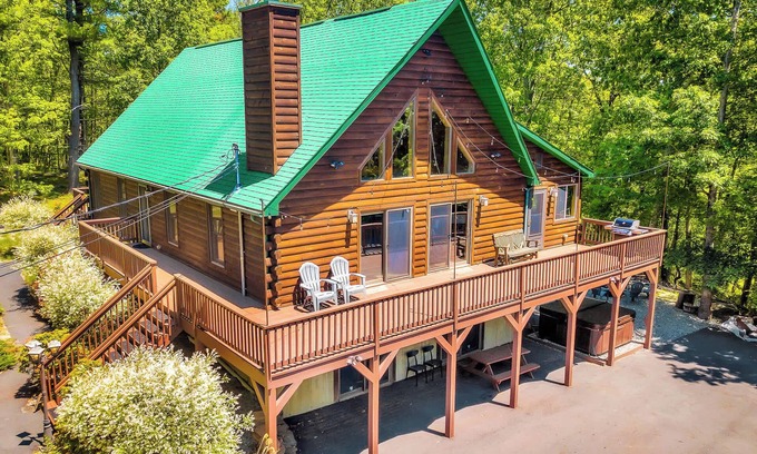 Lakeville Cabin | Massive Log Chalet Near Lake Wallenpaupack