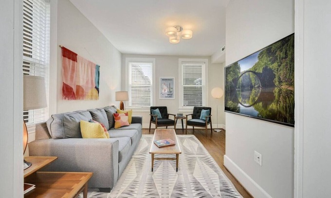 Park View House | Massive Mid-Century Marvel: 5 Bedrooms and Parking