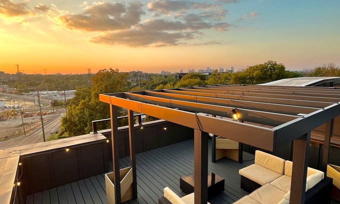Hurwood Heights House | ★Massive Roofdeck★NEW Home-4Bd/3.5Ba- 3miles to downtown
