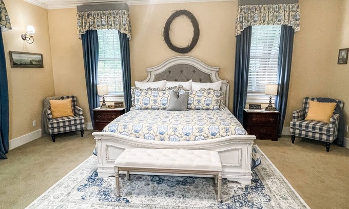 Jefferson House | Massive Room - King Bed-Fireplace-10' Ceilings-50" Widescreen TV