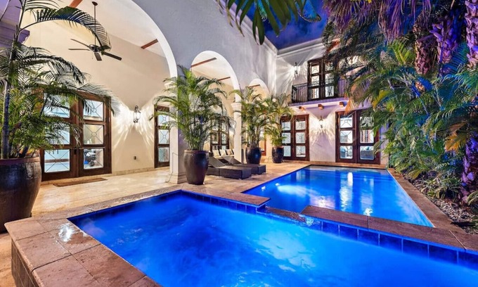 Downtown Fort Lauderdale Villa | Massive Villa with GYM, POOL, JACUZZI ! Sleeps 12