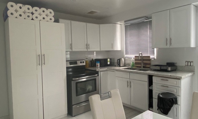Lakeview House | MASTER BEDROOM #3 WITH FREE PARKING