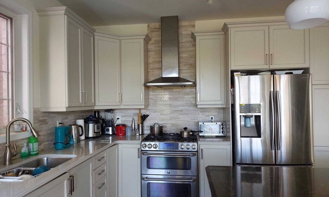 Halton Regional Municipality House | Master bedroom bedroom in a quiet house near resorts and mountains