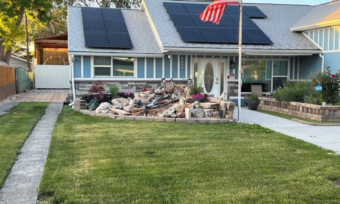 West Valley City House | MASTER BR Suite with own Entrance. Dog friendly. 7 miles from SLC Int Airport