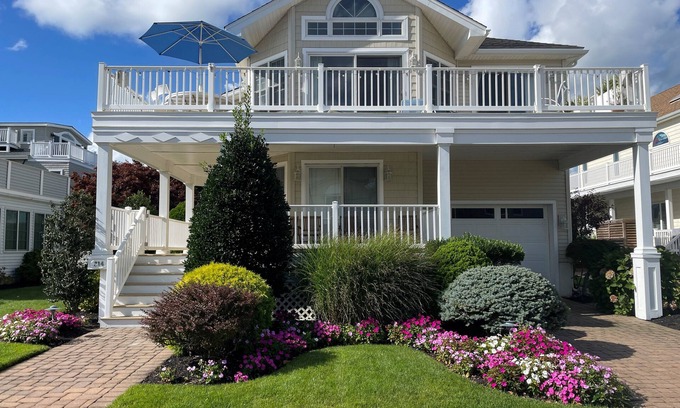 Avalon House | Master Suite with private deck full bath with jacuzzi tub, Large wrap around deck to dinner with the family. Beach path is on 48th Street to one of most desirable beach locations on the island.