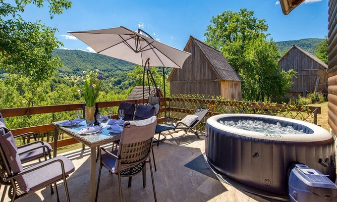 Kuterevo House | Matan House - Two Bedroom Holiday Home with Hot Tub