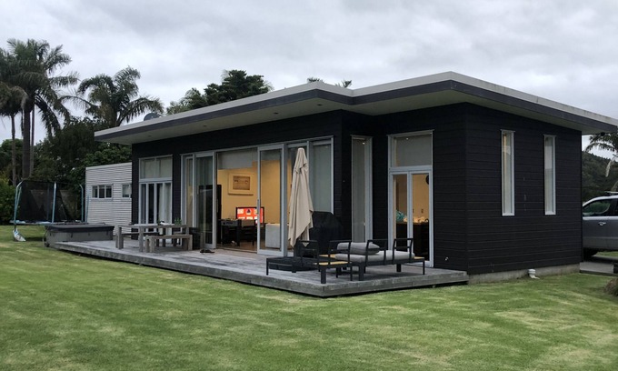 Matapouri House | Matapouri Beach Hut, Tutukaka Coast. Pleasant 10 minute walk to beach